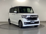 狭い駐車場でも、スライドドアならチャイルドシートへのお子さまの乗降や荷物の積載もスムーズ。とても便利な【助手席側。電動スライドドア】ドアハンドを少し引くだけでリアドアが自動開閉します。