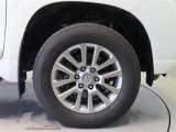 純正のアルミホイール装着車です。タイヤサイズは265/60R18です。