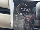 【オートエアコン】一度お好みの温度に設定すれば、車内の温度を検知し風量や温度を自動で調整。暑い&hellip;寒い&hellip;と何度もスイッチ操作をする必要はありません。快適な車内空間には必須の機能ですね♪