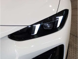 BMWの伝統の丸目4灯ヘッドライトでございます。LEDライトで視認性もよく明るく安全性の向上につながります。