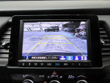 バックカメラの画像です。ガイドラインがスムースな車庫入れをサポートいたします。車庫入れの安心感がアップしますね。