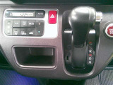 【オートエアコン】 車内快適♪ご希望の温度に設定すれば風向きや風量を自動で調整してくれますよ!