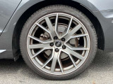 19インチ純正アルミホイール装備 全車両に標準装備の純正アルミホイールは、純正ならではのバランスの良いデザインと、走行安定性をお楽しみ頂けます。