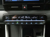 左右独立温度コントロールフルオートエアコンです。運転席、助手席それぞれで独立して温度設定ができます。冷え性の方が乗っても安心ですね♪
