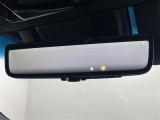 【デジタルルームミラー】車両後方カメラの映像をルームミラーに映すことが出来ます。 そのため、後席に人や荷物があって後方が見えづらい場合でもしっかり視界を確保することが出来ます。