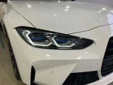 BMWレーザーライト:ハイビーム店頭時の照射距離を従来のロービームの約2倍に相当する最長600mまで可能にします。アクティブヘッドライトが含まれ、ブルーのデザインアクセントも装備されます。