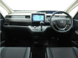 ◆視界広々で非常に運転しやすくロングドライブでも疲れを感じさせないすっきりとまとまったインパネ周りです。