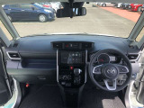 シンプルながら機能性溢れる運転席廻りです。視界性もよく、運転しやすいですよ。