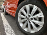 16インチ純正アルミホイールが装着されています。タイヤサイズは195/55R16です。