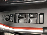 パワーウィンドのスイッチです。運転席に座りながら、助手席や後席の窓を開け閉めできるので大変便利ですよ。