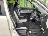 運転席まわりには十分なスペースがあり、大柄な方でもゆったり運転していただける環境です。