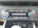 オートエアコンなので、お好みの温度に設定することで車内を快適にしてくれます。