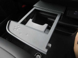 便利な収納式のカップホルダーもセンターに付いてます