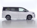 両側パワースライドドア付きだから、狭い駐車スペースなどでの 乗り降りラクラク!小さなお子さまのいるご家庭には嬉しい装備。