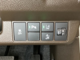 ハンドルの右側にはヘットライトリベライザーとHondaセンシング用のメインスイッチがついています。ヘッドライトリベライザーは道路状況や積荷の加重に応じてライトの高さを調節できます。