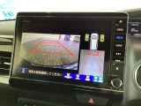リバースギアに入れるだけで後方の表示へ切り替わります。夜間や雨の日の駐車も楽になりますよ。