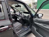 【運転席】座り心地が良いシートなので長時間の運転でも快適にお過ごしいただけます。新品のフロアマットのご注文も可能です。掲載箇所以外にご希望の写真がございましたらお気軽にお問い合わせ下さい。