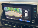 【マルチビューカメラシステム】専用のカメラにより、上から見下ろしたような視点で360度クルマの周囲を確認することができます☆死角部分も確認しやすく、狭い場所での切り返しや駐車もスムーズに行えます。