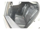中古車をキレイで気持ちよくお乗りいただけるよう、エンジンルームからシートを外した洗浄まで、目に見えない部分も徹底的に洗浄しています!