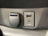 電源ソケットとUSBメモリ、AUXソケットです。