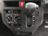 マニュアルエアコンです。運転席、助手席それぞれで冷え性の方が乗っても安心ですね♪