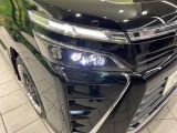 【LEDヘッドライト】悪天候や夜間走行時も良好な視界を確保し安心して運転できる高輝度LEDヘッドライトを装備!点灯速度が早く、消費電力も抑えられています。