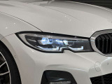 アダプティブLEDヘッドライトはステアリングを切った方向を照らします。