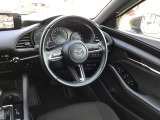 ドライバーが心に余裕をもって運転に集中できること、助手席や後席からもすっきりと前を見通せる空間の起点となり、全員が安心してドライブを楽しめることをモットーにシンプルなレイアウトとなっています。