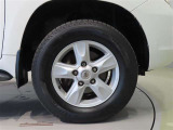 純正のアルミホイール装着車です。タイヤサイズは285/60R18です。