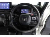 運転中もハンドルでの操作が可能です。特に高速道路等の目が離せない運転時には、便利さだけでなく、安全性も兼ね備えております。