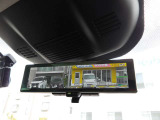 スマートルームミラーを装備しております。バックドアにカメラがついているので荷物を積んでいる場合や人を乗せていても視界良好です