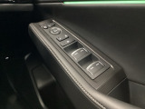 【パワーウィンドウスイッチ】ワンタッチで、パワーウインドウやドアミラーを操作できます。