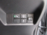 パーキングセンサーや横滑りを防ぐVSA等のスイッチ類は運転席の右側、手の届きやすい位置にあります。