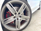 ●純正OP19インチアルミホイール(レッドキャリパー):輸入車ならではの卓越した走りを支えるホイールと足回りです!日本車の走りに慣れている方にもぜひ体感して頂きたいほど、高いレベルでまとまっています!