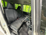 運転席まわりには十分なスペースがあり、大柄な方でもゆったり運転していただける環境です。