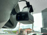 最近では付いてる車も多くなってきました。中古車ではまだまだ付いていればラッキーなドライブレコーダーです♪