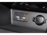 小物の収納に便利なセンタートレイには携帯等のデバイスの充電可能なUSB出力電源付です。