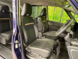 運転席まわりには十分なスペースがあり、大柄な方でもゆったり運転していただける環境です。