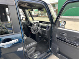 【運転席】座り心地が良いシートなので長時間の運転でも快適にお過ごしいただけます。新品のフロアマットのご注文も可能です。掲載箇所以外にご希望の写真がございましたらお気軽にお問い合わせ下さい。