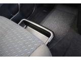 運転時の靴などを収納するときに便利な助手席シート下の収納スペースです。