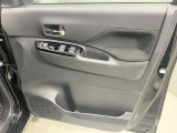 窓の開閉もスイッチひとつで簡単!駐車券を取るときもラクラク★