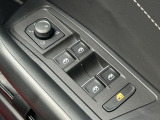 運転席ドアに集約されたパワーウィンドスイッチで、全窓をスマートに操作できます。