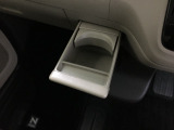 使わないときは収納しておける引き出し式ドリンクホルダーをご用意しています。