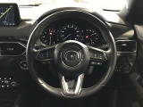 ご覧のようにステアリングスイッチが付いており、ハンドルから手を離さずに簡単なオーディオ操作が容易にできます☆