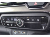 フルオートエアコンを装備。車内の温度設定だけでなく空気清浄や脱臭などの効果を発揮して車内は快適空間♪