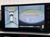 パノラミックビューモニターを装備。駐車場や交差点でクルマを真上から見るように周囲を確認できます。機能の詳細は販売店スタッフまでおたずねください。