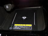 ワイヤレス充電対応のスマートフォンを置くだけでさっと充電できます。充電ケーブルが必要ないので車内がすっきりします。