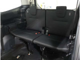 便利な5:5分割可倒式シートです。収納と乗車人数のバランスに優れています♪荷物の大きさに応じたラゲージスペースをフレキシブルに作り出せるので、シーンに応じた使い方ができます♪