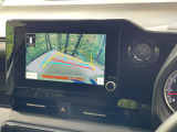 【バックカメラ】駐車時に後方がリアルタイム映像で確認できます。大型商業施設や立体駐車場での駐車時や、夜間のバック時に大活躍!運転スキルに関わらず、今や必須となった装備のひとつです!