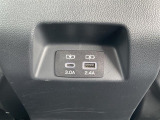 【USB端子】USB接続もついていますので携帯などの電子機器の充電にも使えて便利です♪
